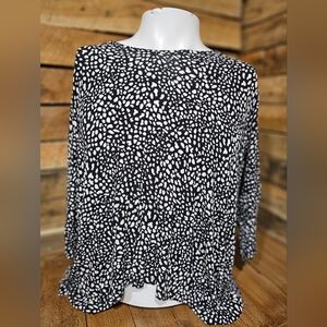 Size small half moon‎ black and white top